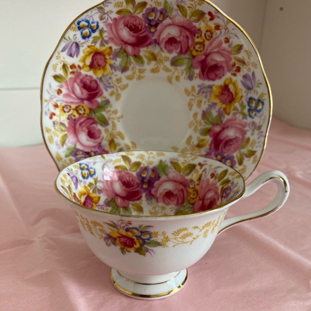 VTG Royal Albert Bone China Teacup and Saucer in the Pattern "Serena" - Picture 3 of 8